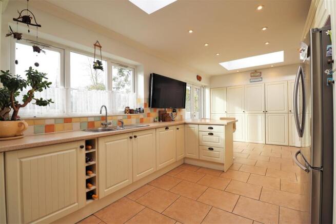 KITCHEN/BREAKFAST ROOM