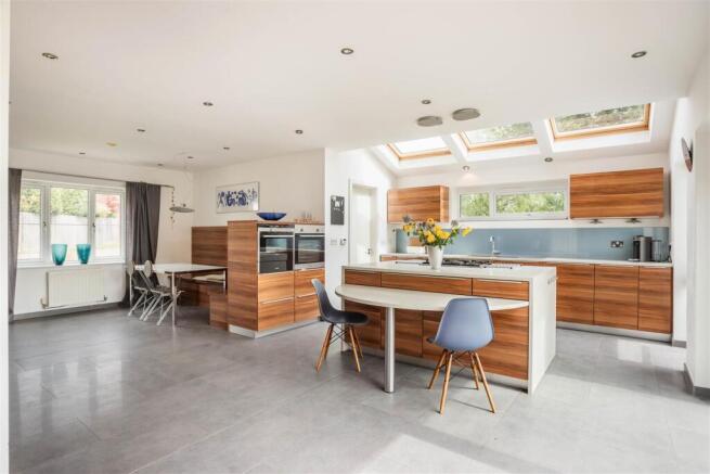 6 bed Detached for sale Image 7