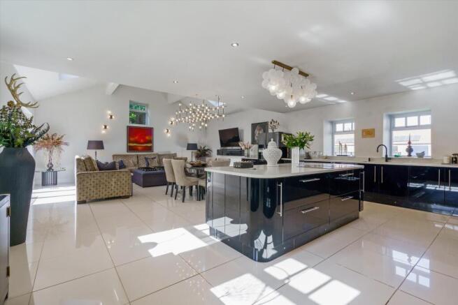5 bed Detached for sale Image 4
