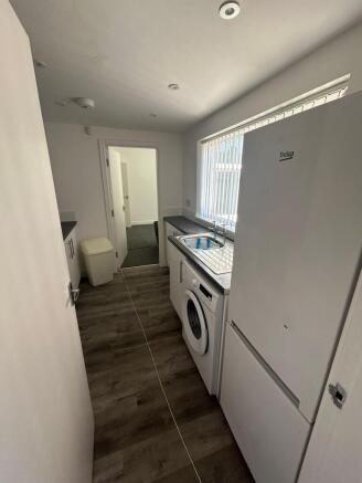 4 bed House to rent Image 6