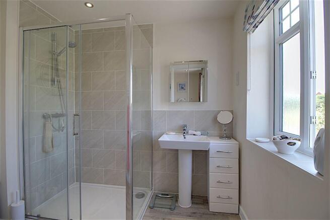 Ensuite to Bed 1