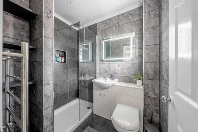 5 bed Detached for sale Image 11