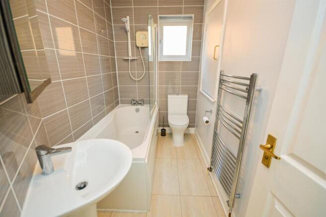 34 Lawrence Avenue bathroom.jpg