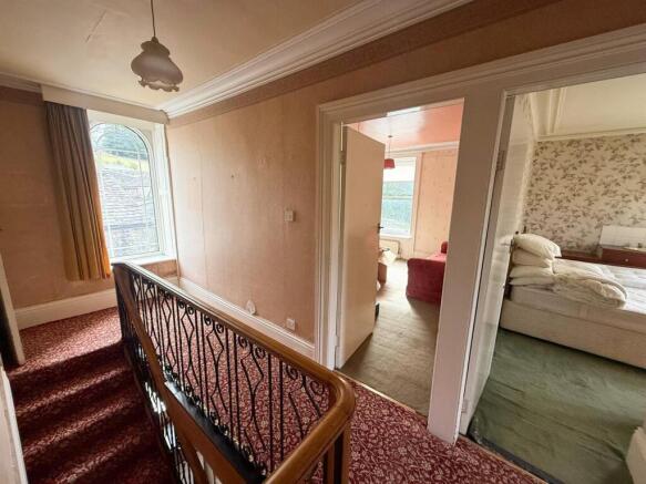 6 bed Semi-Detached for sale Image 11