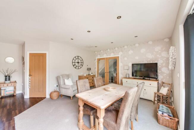 OPEN-PLAN DINING KITCHEN AND FAMILY ROOM