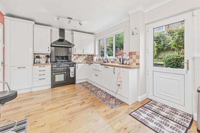 4 bed Detached for sale Image 6