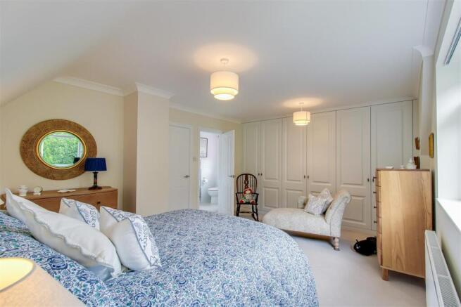 4 bed House for sale Image 10