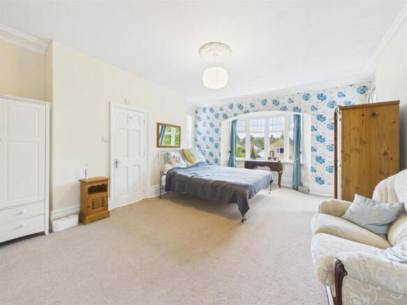4 bed House for sale Image 5