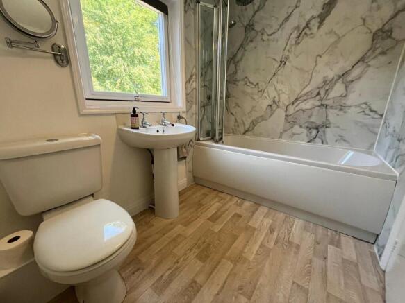 4 bed Detached to rent Image 8