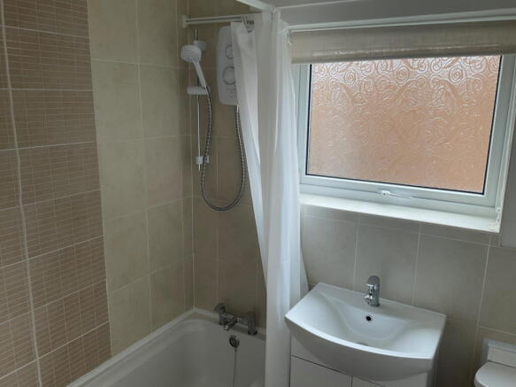 2 bed Semi-Detached Bungalow to rent Image 5