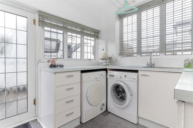 4 bed Detached for sale Image 8