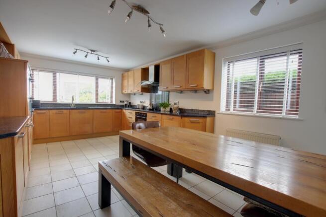 KITCHEN/BREAKFAST ROOM