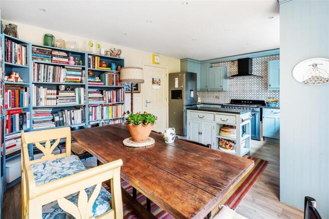 Lavender Close, South Leatherhead, KT22 photo 3