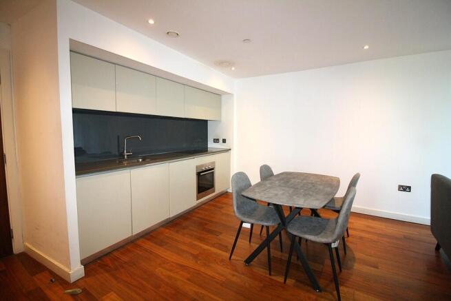2 bed Apartment to rent Image 4