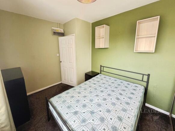 3 bed Flat to rent Image 10