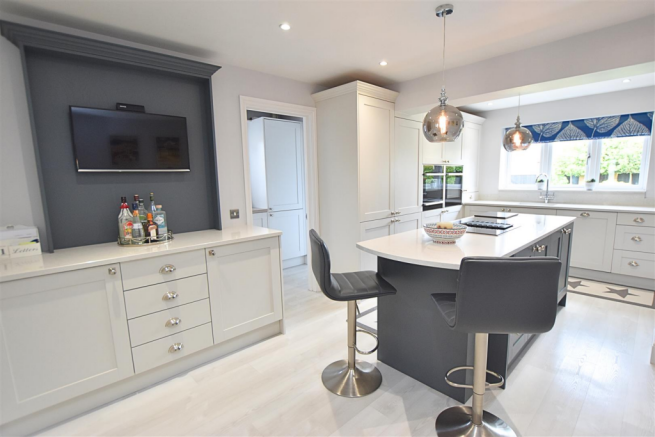 KITCHEN/BREAKFAST ROOM