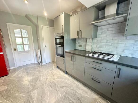 5 bed House to rent Image 8