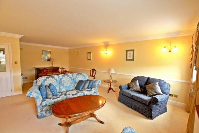 Living Room/Di...