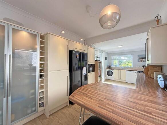 Venn Grove 55 - Kitchen Diner Long.jpg