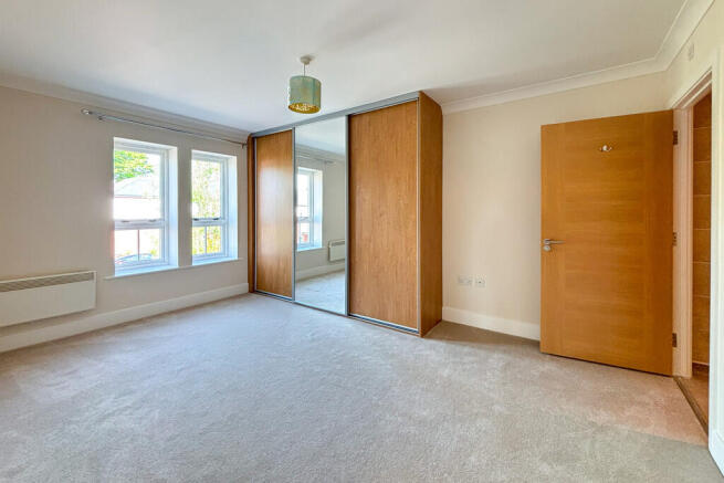 bh_apt62_bedroom_...