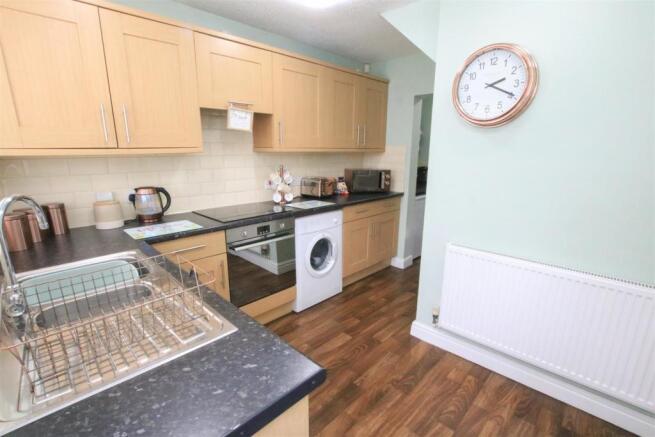 MODERN FITTED KITCHEN