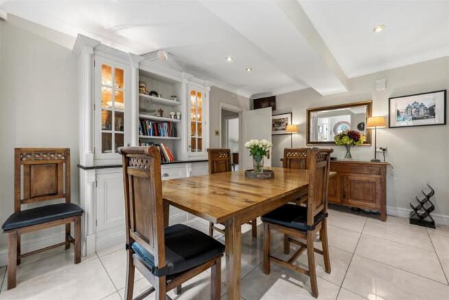 5 bed Detached for sale Image 7
