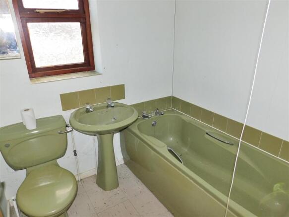 BATHROOM.JPG