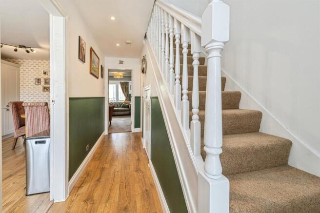 5 bed Detached for sale Image 9