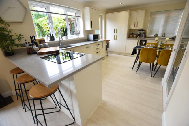 LIVING KITCHEN DINER