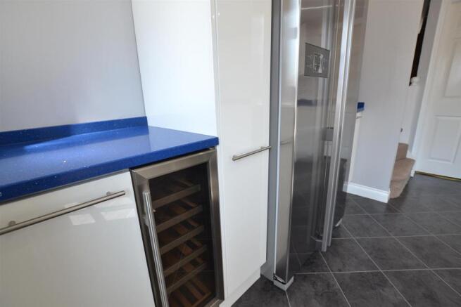 OPEN BREAKFAST KITCHEN