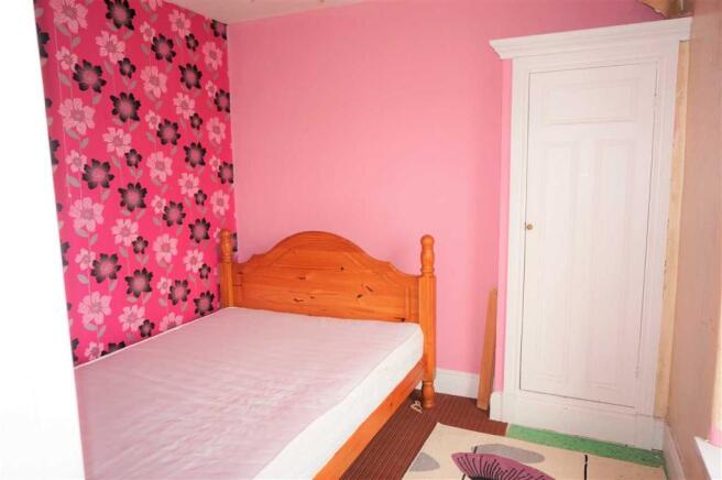 BACK BEDROOM 3 :