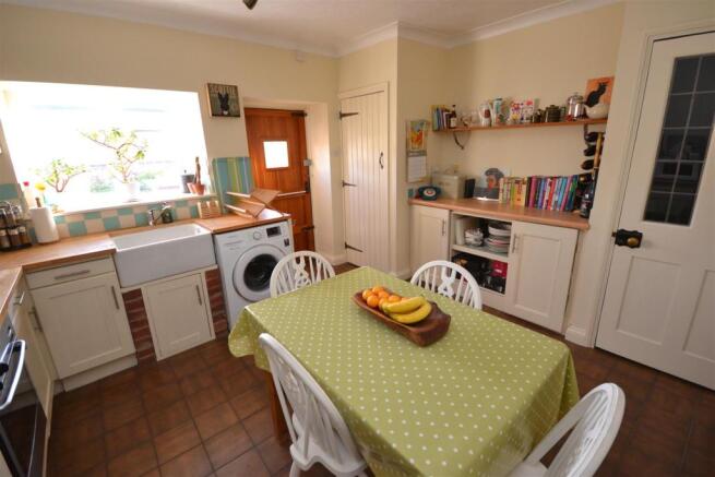 Kitchen 2.JPG