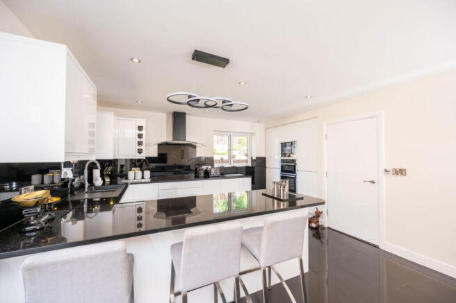 4 bed Detached for sale Image 7