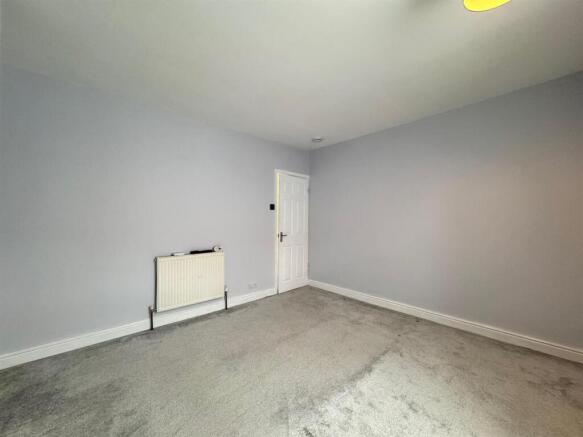 2 bed Terraced to rent Image 8
