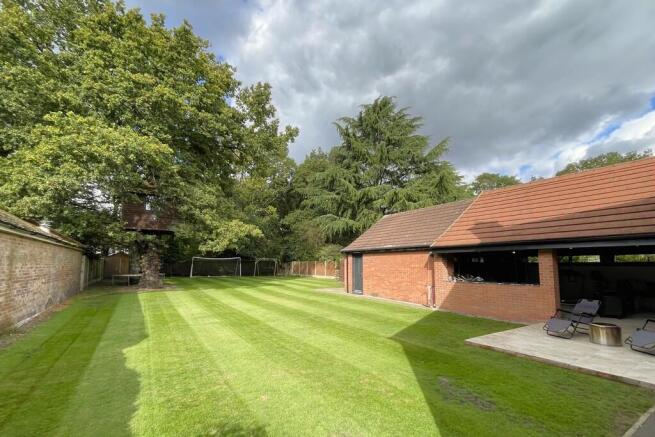 5 bed Detached for sale Image 7