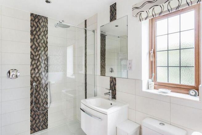 en-suite showe...
