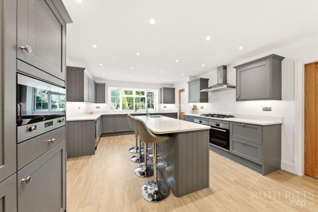 6 bed Detached for sale Image 6
