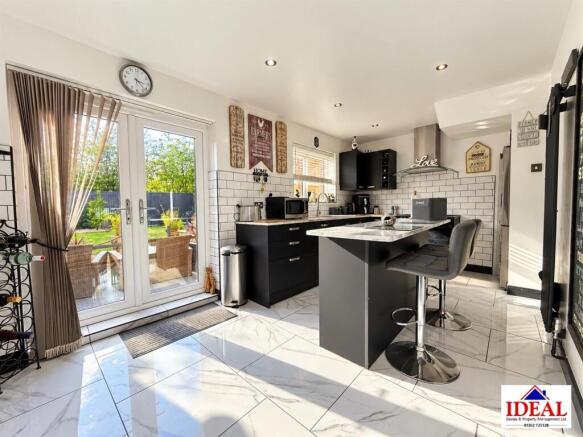 Kitchen 1 .jpg