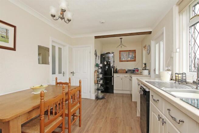 7.Kitchen3.JPG