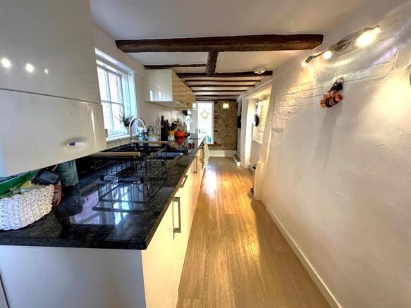 Kitchen 2.jpg