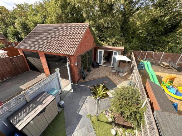Landscaped Garden & Garage 759