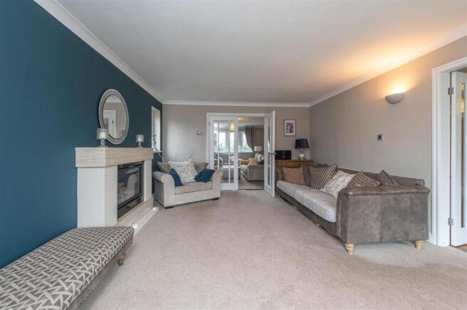5 bed Detached for sale Image 8