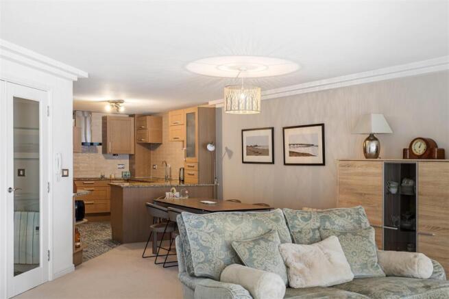 3 bed Apartment for sale Image 10