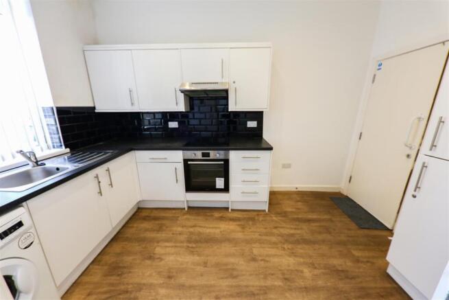 FITTED KITCHEN