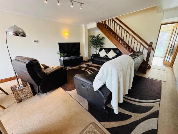 LOUNGE/DINER: