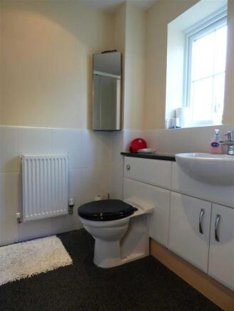 EN-SUITE SHOWER ROOM