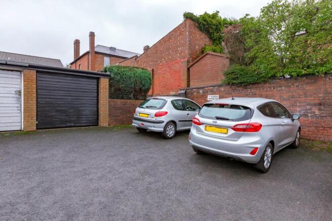Garage / Parking