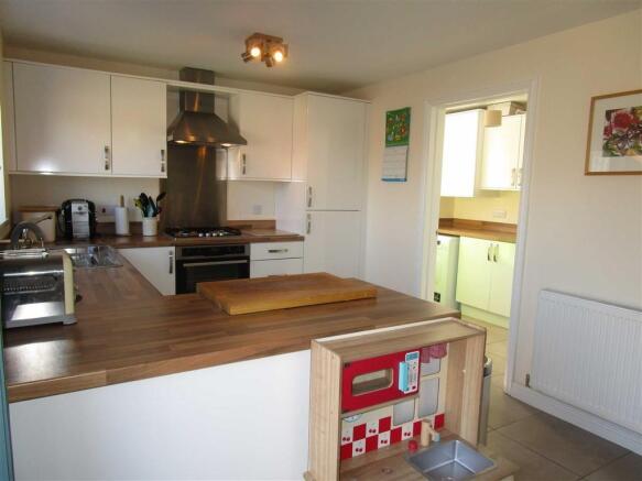 KITCHEN/DINING ROOM