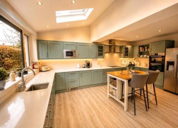 6 bed Detached for sale Image 9