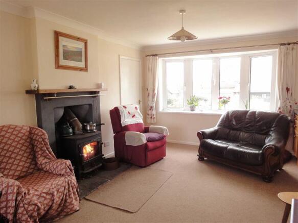 LOUNGE/DINING ROOM:
